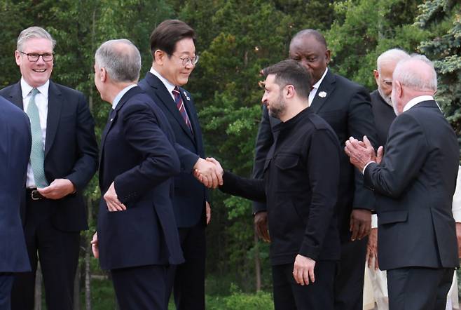 젤렌스키 대통령과 악수사는 이재명 대통령. 연합뉴스