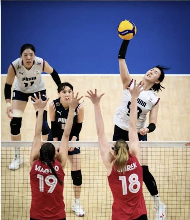 강소휘(오른쪽)가 캐나다를 상대로 강타를 터뜨리는 모습. 왼쪽은 육서영. 국제배구연맹 홈페이지 캡처