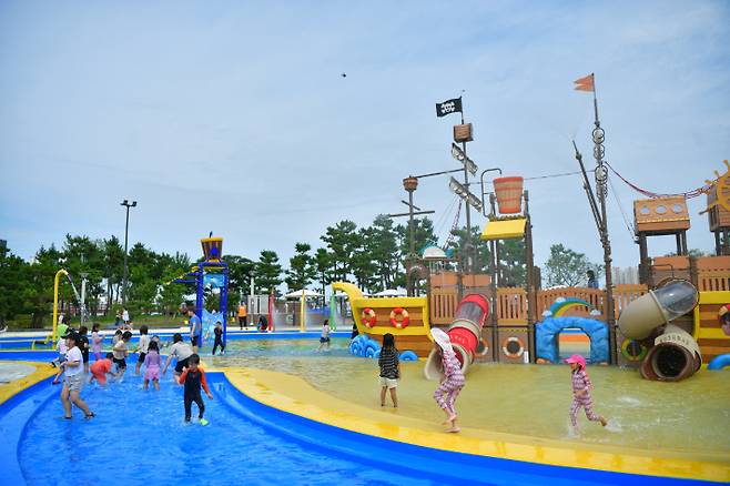 청초호 물놀이터 전경. 속초시 제공