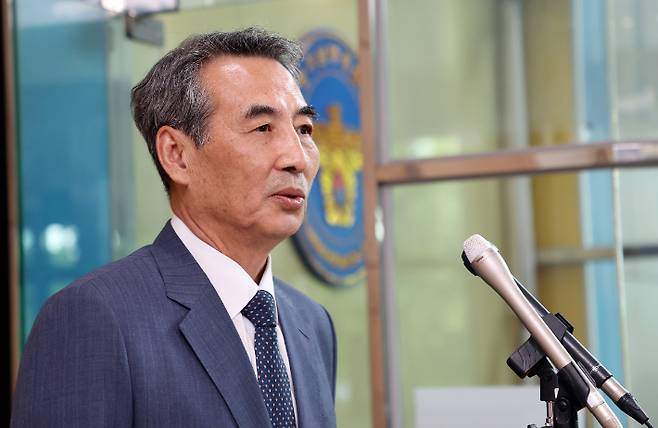 윤석열 전 대통령 부인 김건희 씨 관련 의혹을 수사하는 민중기 특별검사와 특검보들이 19일 경기남부경찰청을 찾아 김준영 청장과의 면담을 마친 뒤 취재진의 질문에 답하고 있다. 연합뉴스