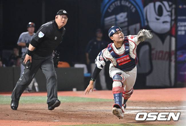 [OSEN=부산, 이석우 기자] 18일 부산 사직야구장에서 2025 신한 SOL 뱅크 KBO 리그 롯데 자이언츠와 한화 이글스의 경기가 열렸다. 홈팀 롯데는 홍민기가, 방문팀 한화는 엄상백이 선발 출전했다.롯데 자이언츠 박재엽이 8회초 무사 2루 한화 이글스 이원석의 파울 플라이볼을 잡고 있다. 2025.06.18 / foto0307@osen.co.kr