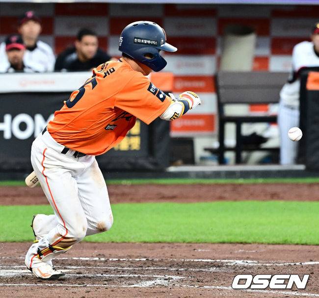 [OSEN=대전, 지형준 기자] 7회말 1사 1,3루에서 한화 황영묵이 스퀴즈 번트로 역전에 성공하고 있다. 2025.06.14 /jpnews@osen.co.kr