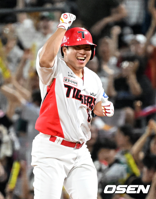 [OSEN=광주, 이대선 기자] 18일 오후 광주-기아 챔피언스필드에서 2025 신한 SOL Bank KBO리그 KIA 타이거즈와 KT 위즈의 경기가 열렸다.KIA는 윤영철, KT는 소형준을 선발 투수로 내세웠다.7회말 2사 만루에서 KIA 이창진이 좌전 적시 2루타를 치고 환호하고 있다. 2025.06.18 /sunday@osen.co.kr