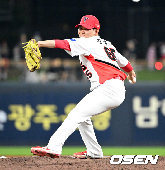 [OSEN=광주, 이대선 기자] 17일 오후 광주-기아 챔피언스필드에서 2025 신한 SOL Bank KBO리그 KIA 타이거즈와 KT 위즈의 경기가 열렸다.KIA는 김도현, KT는 헤이수스를 선발 투수로 내세웠다.7회초 KIA 성영탁이 역투하고 있다. 2025.06.17 /sunday@osen.co.kr