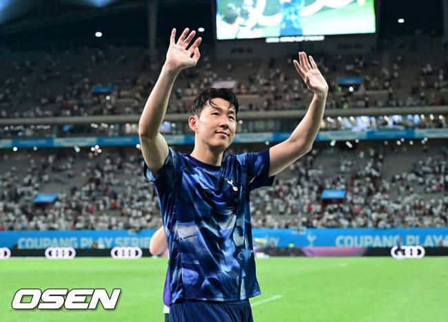 [OSEN=서울월드컵경기장, 김성락 기자]서울에서 펼쳐진 국가대표 맞대결의 승자는 김민재(28, 바이에른 뮌헨)이었다. 바이에른 뮌헨이 '캡틴' 손흥민(32, 토트넘 홋스퍼)을 잘 막아내면서 6만 관중 앞에서 승리를 신고했다.바이에른 뮌헨은&nbsp;3일 오후 8시 서울월드컵경기장에서 열린 2024 쿠팡플레이 시리즈 2경기에서&nbsp;토트넘 홋스퍼를 상대로 2-1 승리를 거뒀다.경기 종료 후 토트넘 손흥민이 관중에게 인사를 하고 있다. 2024.08.03 / ksl0919@osen.co.kr