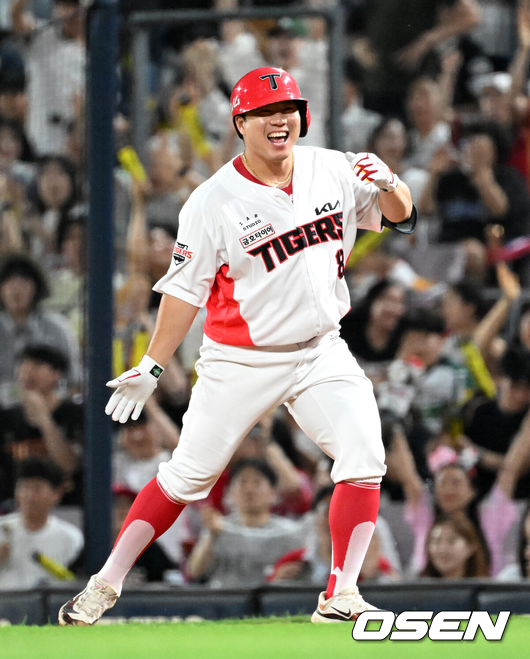 [OSEN=광주, 이대선 기자] 18일 오후 광주-기아 챔피언스필드에서 2025 신한 SOL Bank KBO리그 KIA 타이거즈와 KT 위즈의 경기가 열렸다.KIA는 윤영철, KT는 소형준을 선발 투수로 내세웠다.7회말 2사 만루에서 KIA 이창진이 좌전 적시 2루타를 치고 환호하고 있다. 2025.06.18 /sunday@osen.co.kr