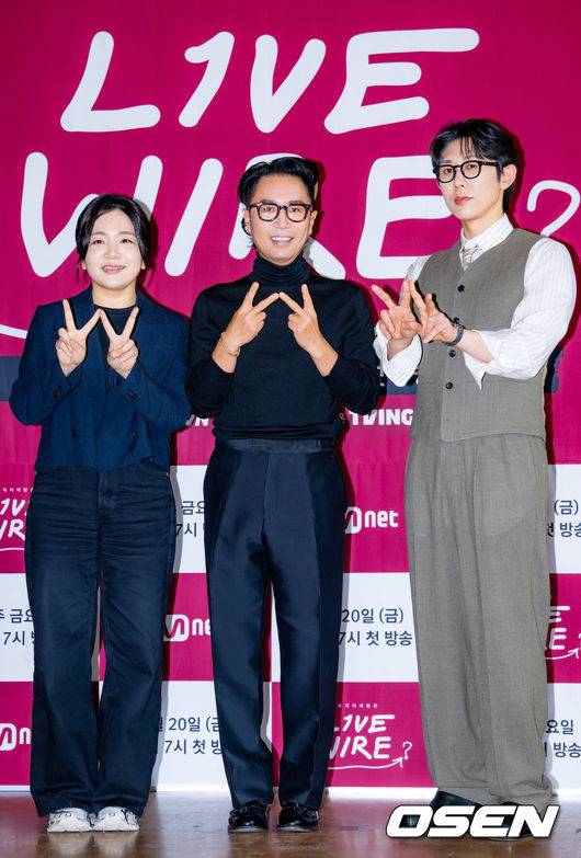 [OSEN=민경훈 기자] 19일 서울 중구 커뮤니티하우스 마실에서 Mnet&nbsp;라이브 음악 토크쇼&nbsp;'라이브 와이어' 제작발표회 및 기자간담회가 열렸다.Mnet ‘라이브 와이어’는 음악으로 사람과 사람을 연결하는 릴레이 방식의 음악 토크쇼로, 매 회 아티스트가 다음 아티스트를 직접 지목하며 무대를 이어가는 독특한 형식으로 주목받고 있다. 정재형과 코드 쿤스트는 이번 프로그램을 통해 처음으로 MC 호흡을 맞추며 색다른 시너지를 예고했다.신유선 PD와 MC 정재형 & 코드 쿤스트가 포토타임을 갖고 있다. 2025.06.19 /rumi@osen.co.kr