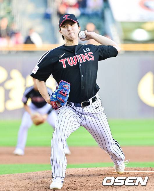 [OSEN=잠실, 박준형 기자]  7일 오후 서울 잠실구장에서 ‘2025 신한 SOL BANK KBO리그’ 두산 베어스와 LG 트윈스의 경기가 진행됐다.이날 경기에서 두산은 잭로그를 LG은 최채흥을 선발투수로 내세웠다.1회말 LG 최채흥 선발투수가 역투하고 있다.  2025.05.07 / soul1014@osen.co.kr