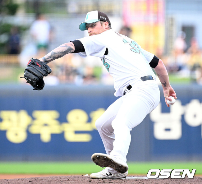 [OSEN=광주, 이대선 기자] 19일 오후 광주-기아 챔피언스필드에서 2025 신한 SOL Bank KBO리그 KIA 타이거즈와 KT 위즈의 경기가 열렸다.KIA는 올러, KT는 배제성을 선발 투수로 내세웠다.6회초 2사에서 KIA 올러가 투구하고 있다. 2025.06.19 /sunday@osen.co.kr