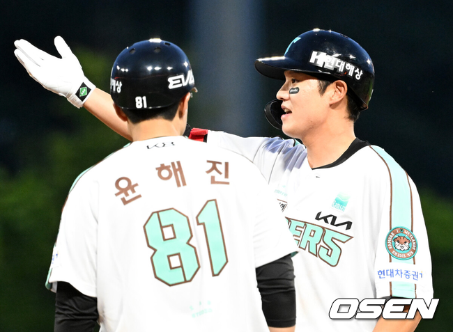 [OSEN=광주, 이대선 기자] 19일 오후 광주-기아 챔피언스필드에서 2025 신한 SOL Bank KBO리그 KIA 타이거즈와 KT 위즈의 경기가 열렸다.KIA는 올러, KT는 배제성을 선발 투수로 내세웠다.4회말 1사 2루에서 KIA 오선우가 우중간 적시타를 치고 환호하고 있다. 2025.06.19 /sunday@osen.co.kr