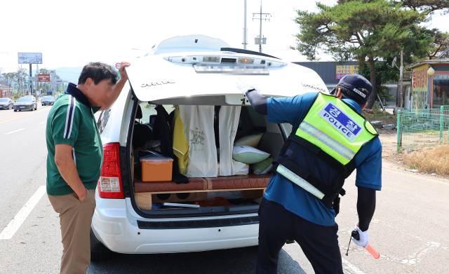 ▲접경지역 내 대북 전단 살포 시도를 막기 위해 인천 강화도 일대에 경찰이 배치된 가운데 18일 강화도 초지대교에서 경찰이 검문·검색을 하고 있다. ⓒ연합뉴스