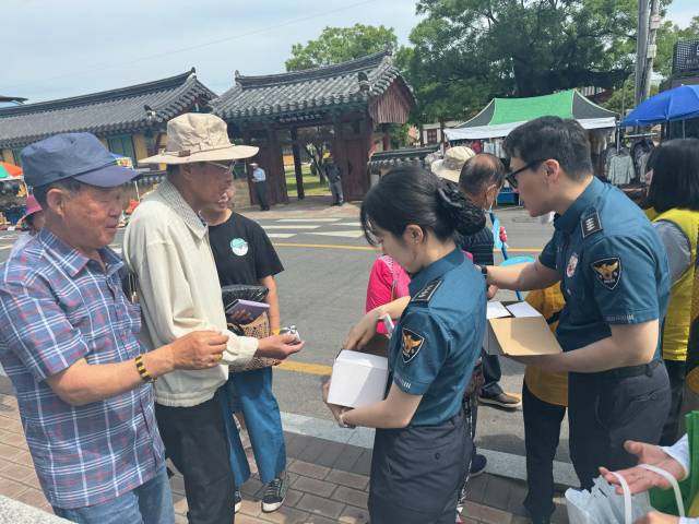 ▲포항북부경찰서와 경상북도동부노인보호전문기관이 ‘노인학대예방‧근절’ 캠페인을 전개했다.ⓒ포항북부서 제공