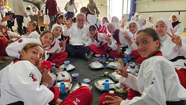 아즈락캠프에 있는 시리아 난민 태권 소녀들 사이에선 조 총재는 아이돌급 인기다.