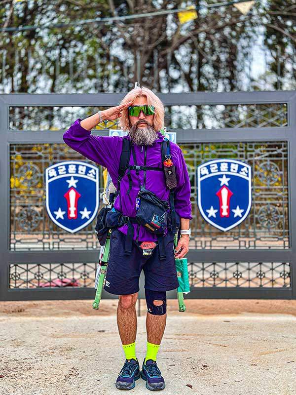 지게 메고 국토 종주 중 셀프로 촬영한 사진들.