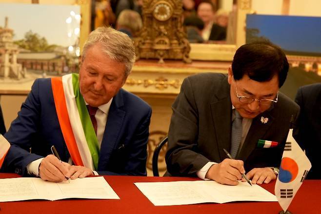 프란체스코 미끼께 아그리젠토 시장(왼쪽)과 주낙영 경주시장이 아그리젠토 루이지 피란델로 시립극장에서 교류 의향서를 체결하고 있다. 경주시 제공