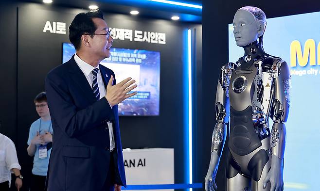 정명근 경기 화성시장(왼쪽)이 18일 개막한 서울 코엑스에서 열린 MARS에서 휴머노이드 AI 로봇 ‘아메카’와 대화하고 있다. 화성시 제공