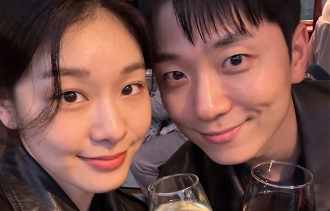 크로스오버 그룹 포레스텔라 멤버 고우림이 아내 김연아와의 파리 여행 사진을 방송 최초로 공개했다. MBC ‘라디오스타’ 방송화면 캡처