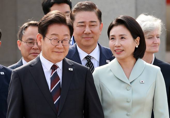 이재명 대통령과 김혜경 여사가 캐나다에서 열리는 주요 7개국(G7) 정상회의에 참석하기 위해 16일 경기 성남 서울공항에서 공군 1호기에 탑승하기 위해 이동하고 있는 모습. 뉴시스