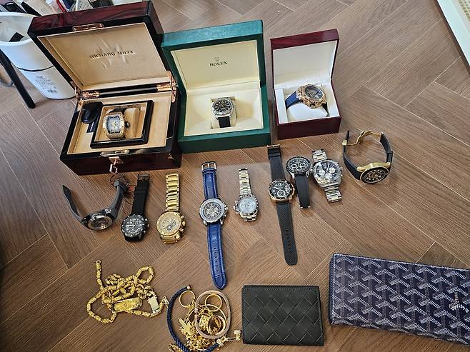 경찰이&nbsp;압수한 현금 등 압수물. 서울경찰청 제공