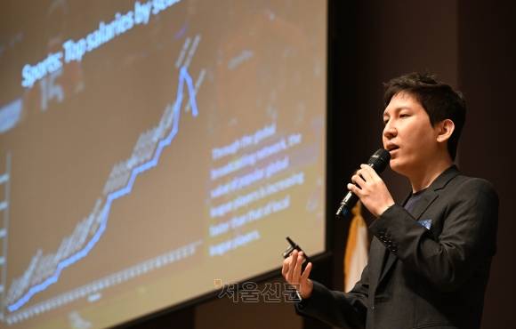 김서준 해시드 대표가 18일 서울 중구 프레스센터에서 ‘제도권에 편입되는 가상자산의 미래’를 주제로 열린 2025 서울리더스금융포럼에 나와 기조연설을 하고 있다. 김 대표는 “미래의 돈을 가지지 않고는 미래를 설계할 수 없다”며 국내 금융사들의 가상자산 시장 진출을 위한 제도 변화가 시급하다고 강조했다. 홍윤기 기자