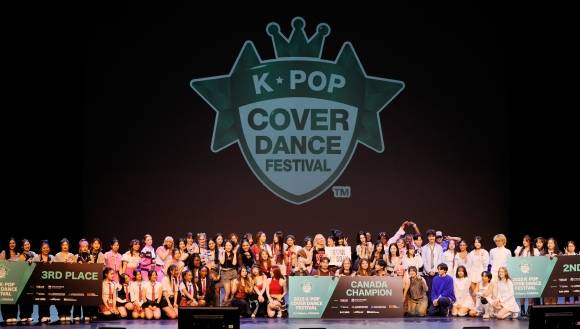 ‘2025 K-팝 커버댄스 페스티벌 인 캐나다’에서 시상식 이 끝난 뒤  참가자들이 모두 모여 기념 촬영을 하고 있다. 주캐나다한국문화원 제공.