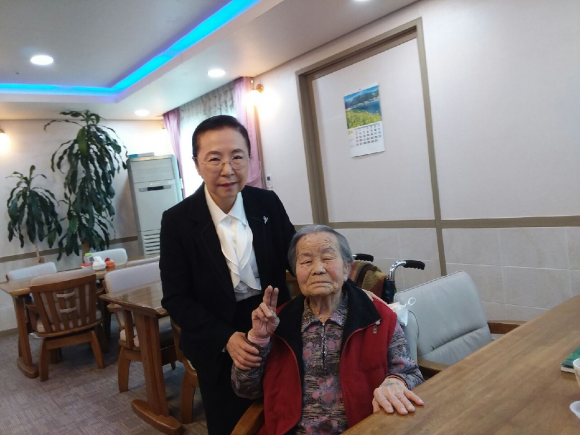 일제강점기 한국인과 결혼해 한국에 정착한 일본인 여성을 돌보는 ‘나자레원’을 운영하는 송미호(왼쪽) 원장이 고인이 된 일본인 할머니와 함께 찍은 사진. 본인 제공