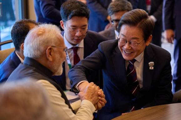 이재명 대통령이 지난 17일(현지시간) 캐나다 앨버타주 캐내내스키스에서 열린 주요 7개국(G7) 정상회의장에서 나렌드라 모디 인도 총리와 웃으며 악수하고 있다. 캐내내스키스 연합뉴스