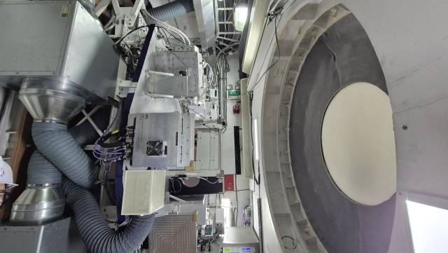 KVN 연세전파천문대 전파망원경 정중앙에 달린 수신실 내부 모습. 왼쪽에는 수신기와 관련 장치들, 오른쪽에는 원형 창문 모양의 집속기가 보인다. 김윤수 기자