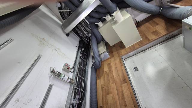 KVN 연세전파천문대 전파망원경 수신실의 한쪽 벽에 바닥 장판이 깔려있다. 안테나 각도에 따라 수신실이 90도 회전하면 이 벽이 곧 바닥이 된다. 김윤수 기자