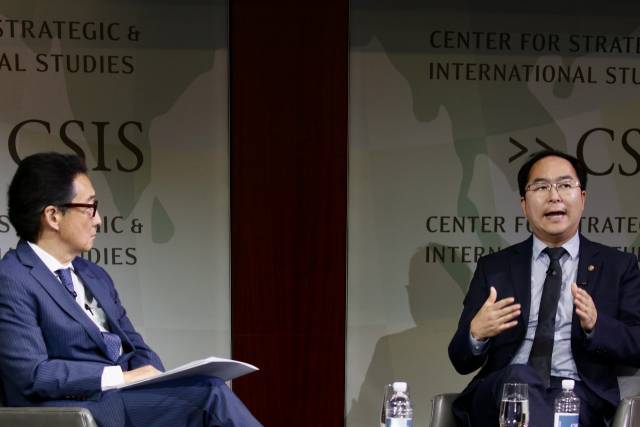 앤디 김(오른쪽) 미 연방 상원의원(민주, 뉴저지)과 빅터 차 미 전략국제문제연구소(CSIS) 한국 석좌가 18일(현지 시간) 워싱턴DC 소재 CSIS에서 좌담을 하고 있다. 워싱턴 특파원단