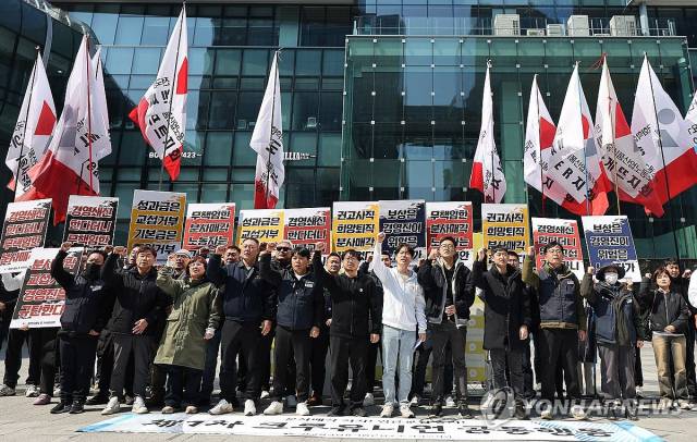 전국화학섬유식품산업노동조합 카카오지회(크루유니언)가 3월 경기도 성남시 카카오 판교아지트 앞에서 포털 서비스 '다음'을 운영하는 콘텐츠 CIC(사내독립기업)의 분사에 반대하는 기자회견을 하고 있다. 연합뉴스