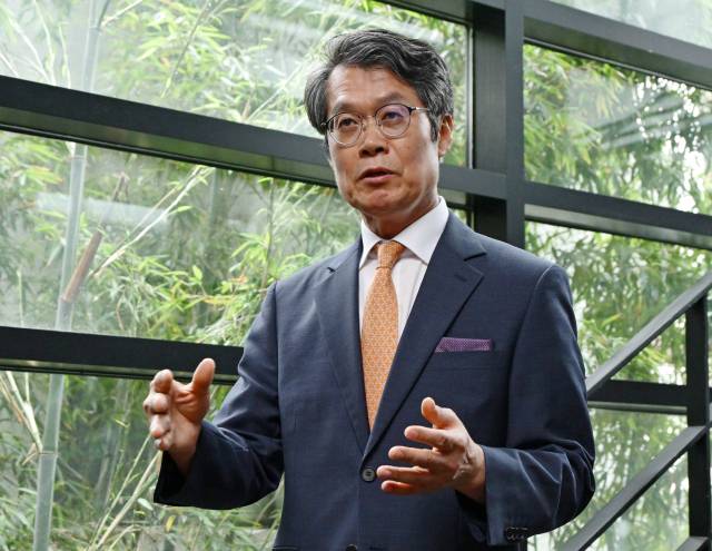 김갑수 한지총 회장이 서울 인사동 충북서 본지와 인터뷰를 갖고 있다. 성형주 기자