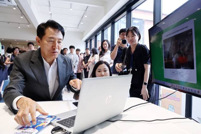 오세훈 서울시장이 19일 서울 성수동의 한 카페에서 열린 ‘2025 서울 청년 취업 멘토링 페스타’에서 맞춤형 상담을 체험하고 있다. 연합뉴스