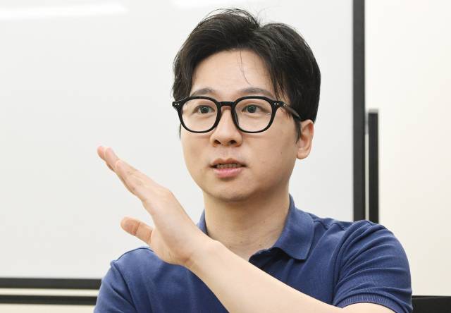 이상근 콴텍 대표가 19일 서울 여의도 콴텍 본사에서 서울경제신문과 인터뷰를 하고 있다. 오승현 기자