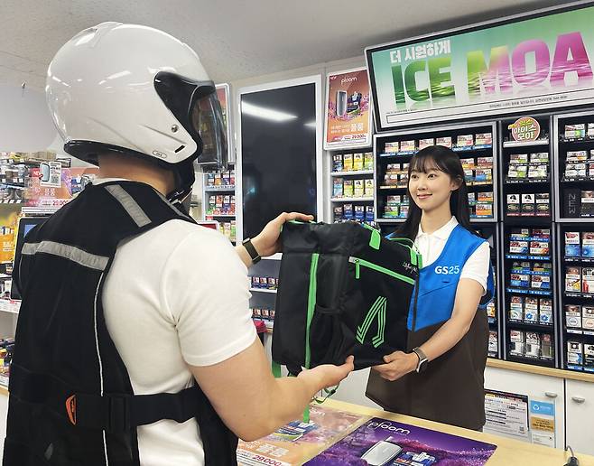 라이더가 퀵커머스 플랫폼을 통해 고객이 주문한 상품을 픽업하고 있다.ⓒGS25 제공