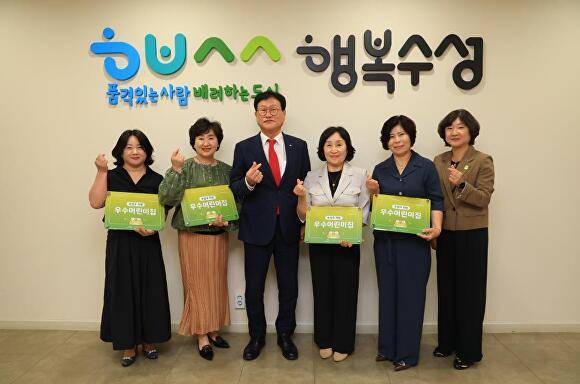 '수성구형 우수어린이집'으로 선정된 어린이집 원장들과 김대권 수성구청장(왼쪽 세번째)이 기념사진을 찍고 있다. ⓒ대구 수성구