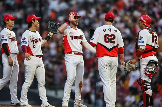 KIA는 부상자 속출로 6월 중순부터 버티기에 돌입했지만, 페이스가 살아나며 반등하고 있다. 6월 치른 5번의 시리즈 중 4번이나 위닝시리즈를 달성했다. 사진제공｜KIA 타이거즈