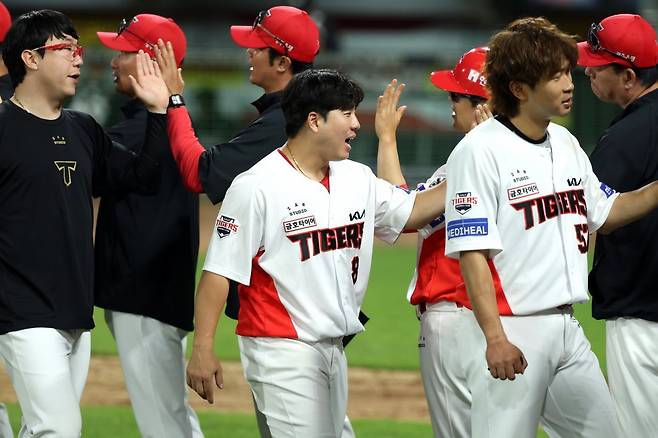 KIA는 부상자 속출로 6월 중순부터 버티기에 돌입했지만, 페이스가 살아나며 반등하고 있다. 6월 치른 5번의 시리즈 중 4번이나 위닝시리즈를 달성했다. 사진제공｜KIA 타이거즈