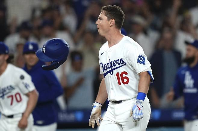 LA 다저스 윌 스미스가 19일 다저스타디움에서 열린 샌디에이고전에서 9회말 끝내기 솔로홈런을 때린 뒤 헬멧을 던지며 크게 기뻐하고 있다. &nbsp;LA ｜AP뉴시스