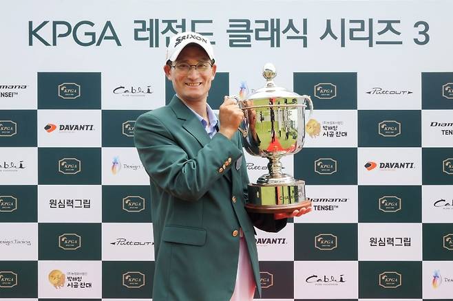 KPGA 레전드 클래식 시리즈 3에서 우승한 신광철. 사진제공  |  KPGA