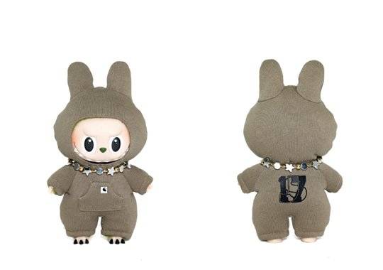 케이(K)팝 톱티어 세븐틴과 글로벌 아이템으로 우뚝 선 인형 ‘라부부’의 시너지가 폭발했다. 세븐틴이 패션 브랜드 사카이 등과 협업해 내놓은 한정판 ‘라부부’ 인형이 ‘자선 경매’에서&nbsp;최고가 4300만 원에 낙찰됐다. 사진｜주피터(JOOPITER) 캡처