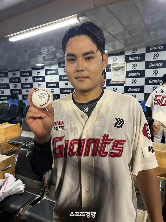 롯데 박재엽이 18일 사직 한화전을 마치고 홈런공을 들고 포즈를 취하고 있다. 사직 | 김하진 기자