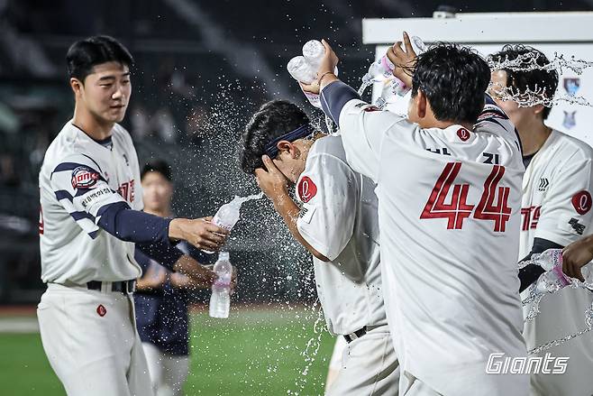선배들의 물세례를 맞고 있는 롯데 박재엽. 롯데 자이언츠 제공