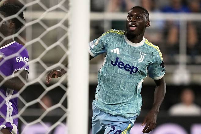 랑달 콜로 무아니가 19일 알 아인을 상대로 골을 넣은 뒤 기뻐하고 있다. AP