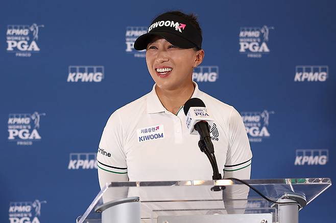 양희영이 19일 미국 텍사스주 프리스코의 필드 랜치 이스트 앳 PGA 프리스코 골프장에서 열린 LPGA 투어 시즌 3번째 메이저대회 KPMG 위민스 PGA 챔피언십 공식인터뷰에서 질문에 대답하며 활짝 웃고 있다. ｜게티이미지