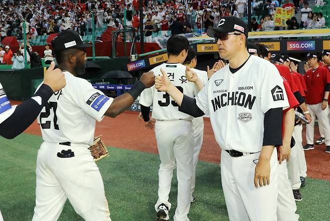 이숭용 SSG 감독(오른쪽). SSG랜더스 제공