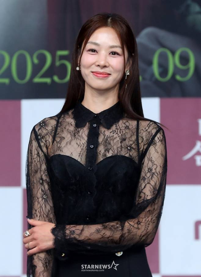 [서울=뉴시스] 김혜진 기자 = 배우 장신영이 5일 오전 서울 마포구 MBC에서 열린 일일드라마 '태양을 삼킨 여자' 제작발표회에서 포즈를 취하고 있다. 2025.06.05. jini@newsis.com /사진=김혜진