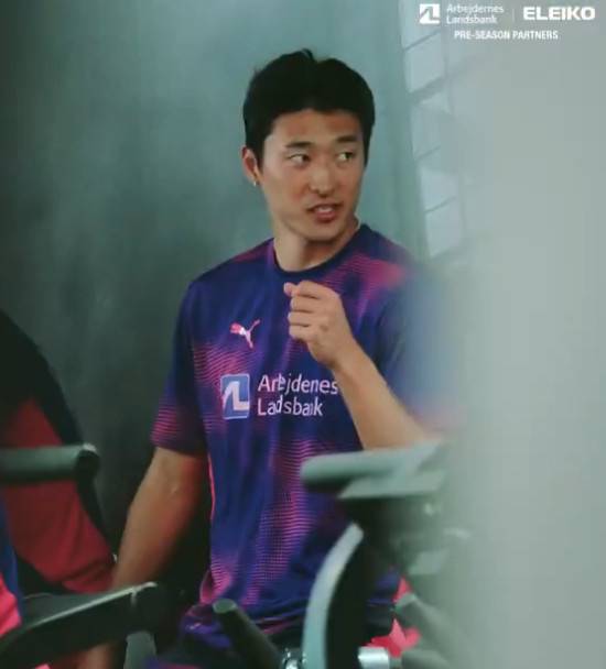 조규성이 미트윌란 훈련장에 복귀해 사이클을 타며 몸을 풀고 있다. /사진=미트윌란 공식 SNS 영상 갈무리