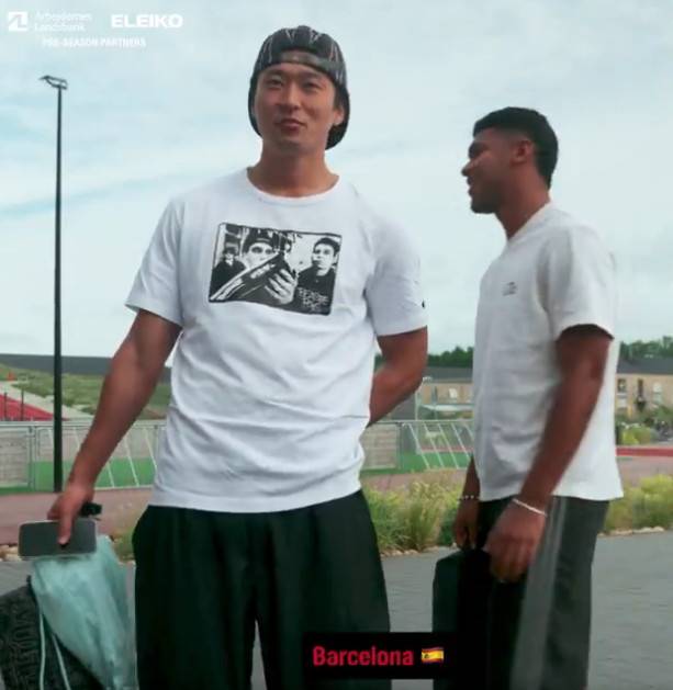 조규성이 '휴가 동안 어디에 갔다왔냐'는 물음에 "바르셀로나"라고 답하고 있다. /사진=미트윌란 공식 SNS 영상 갈무리