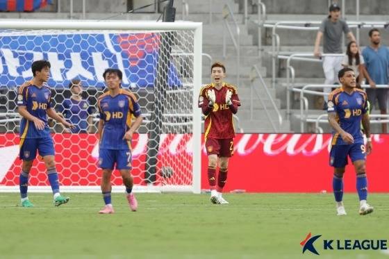 울산HD 선수들이 지난 18일(한국시간) 선다운스와 경기에서 실점한 뒤 아쉬워 하고 있다. 울산은 0-1로 졌다. /사진=한국프로축구연맹